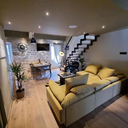 ˇdcˇ Modern Apartment Near The Church โรวีน ภายนอก รูปภาพ