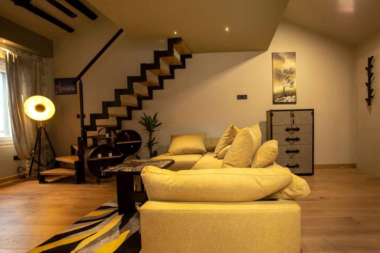 ˇdcˇ Modern Apartment Near The Church โรวีน ภายนอก รูปภาพ