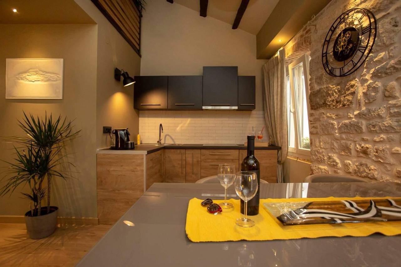 ˇdcˇ Modern Apartment Near The Church โรวีน ภายนอก รูปภาพ