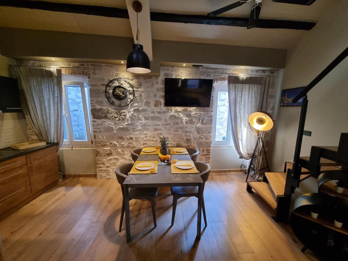 ˇdcˇ Modern Apartment Near The Church โรวีน ภายนอก รูปภาพ