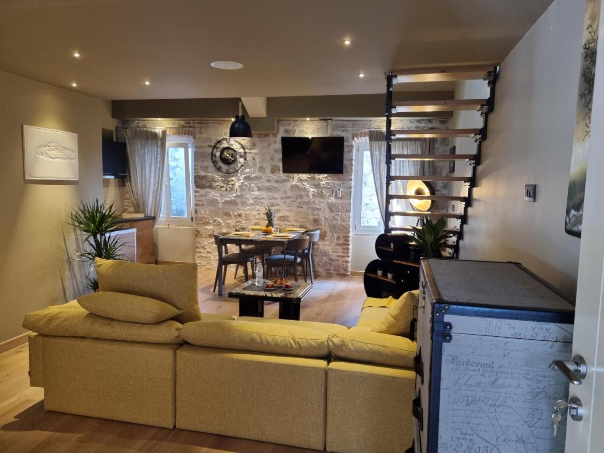 ˇdcˇ Modern Apartment Near The Church โรวีน ภายนอก รูปภาพ