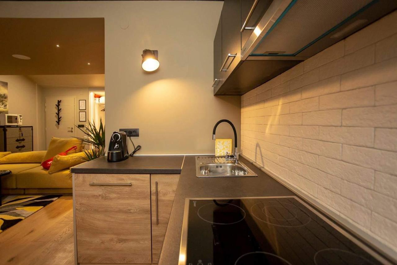 ˇdcˇ Modern Apartment Near The Church โรวีน ภายนอก รูปภาพ