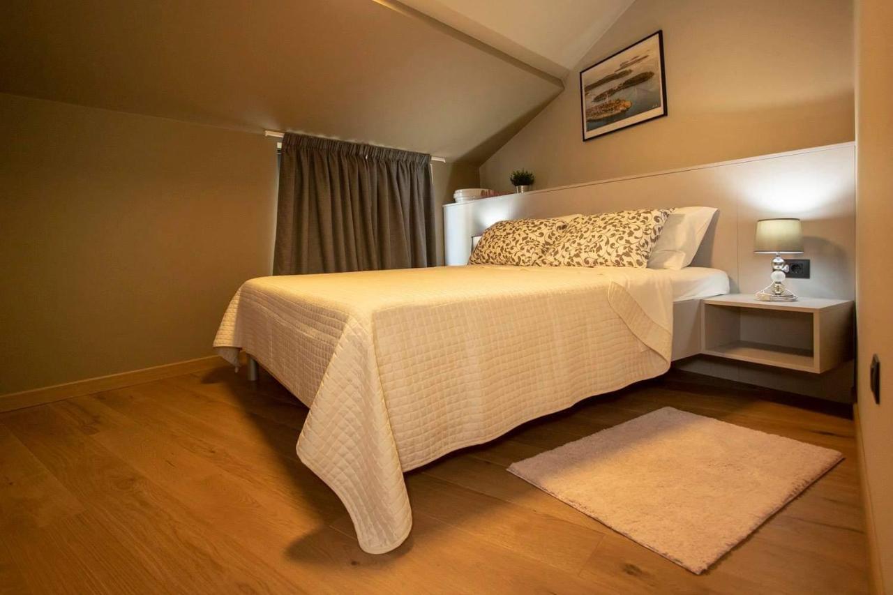 ˇdcˇ Modern Apartment Near The Church โรวีน ภายนอก รูปภาพ