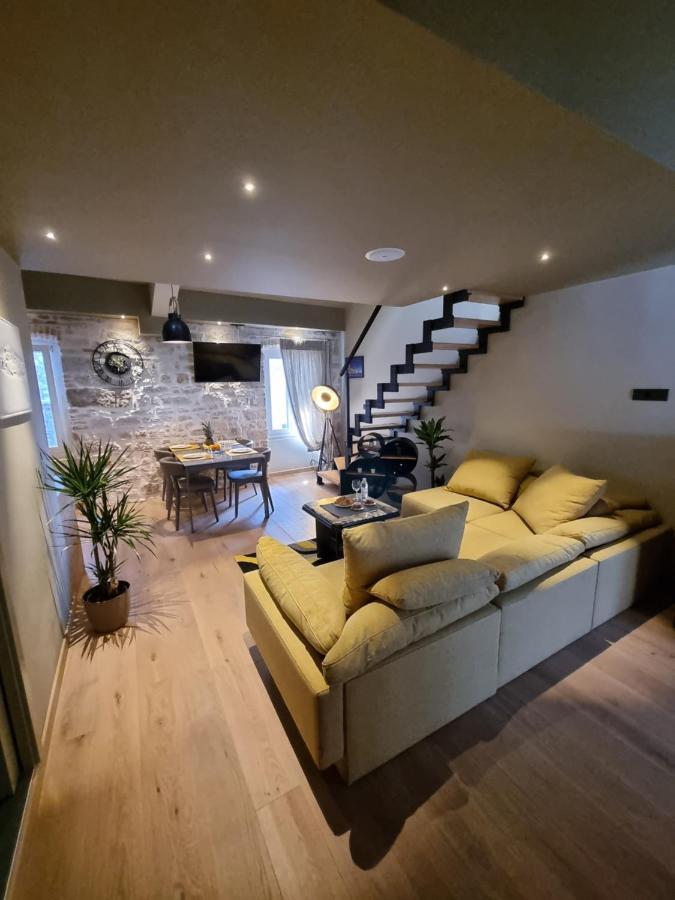 ˇdcˇ Modern Apartment Near The Church โรวีน ภายนอก รูปภาพ