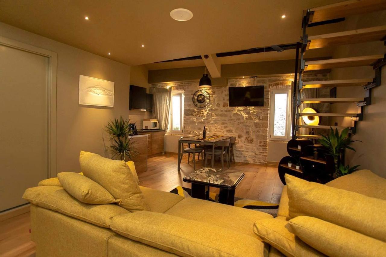 ˇdcˇ Modern Apartment Near The Church โรวีน ภายนอก รูปภาพ